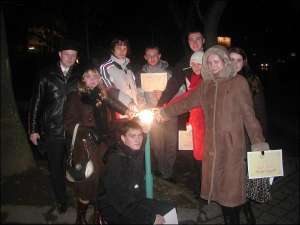 Первые выпускники единственной в Украине школы этикета на улице Львова. Они получили дипломы об окончании курсов