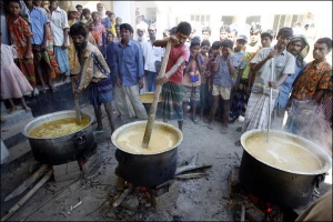 Добровольці готують їжу потерпілим під час урагану в Бангладеш. Від стихії постраждали майже сім мільйонів чоловік