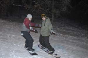 Екатерина (на фото слева) и Алексей начали овладевать сноубордом на Певчем поле. Говорят, что будут ходить в Протасов Яр, когда немного ”насобачятся”