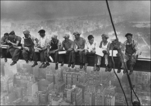 Нью-йоркські будівельники обідають на поперечній балці Рокфеллер-центру, 1932 рік