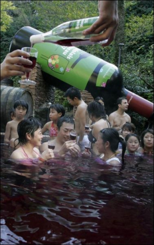 Гості на курорті в японському місті Хаконе купаються в теплому вині ”Божоле нуво”, таким чином відзначаючи Дні молодого вина. Винні ванни працюватимуть до 25 листопада