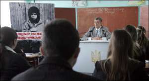 Виктор Ющенко час рассказывал ученикам о Голодоморе 1932–1933 годов в райцентре Попильня на Житомирщине 20 ноября 2007 года