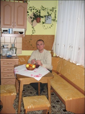 Инспектор МЧС, житель Ивано-Франковска Михаил Хтема у себя на кухне сидит на мягком уголке, за который магазин ему возместил 400 гривен. Мебель обошлась мужчине в 350 гривен