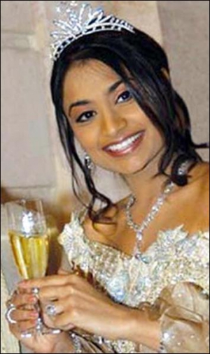 Спадкоємиця компанії ”Мітал Стіл” Ваніша Мітал побралася з банкіром Амітою Бхатією 22 червня 2004 року