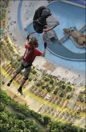 23-летний студент-медик из Берлина Йоханнес Розе прыгает с парашютом в помещении крытого курорта. Прыжки с рукотворных объектов типа домов, телевизионных антенн и мостов считают смертельно опасными —слишком мало времени на активацию парашюта. Кроме того, 