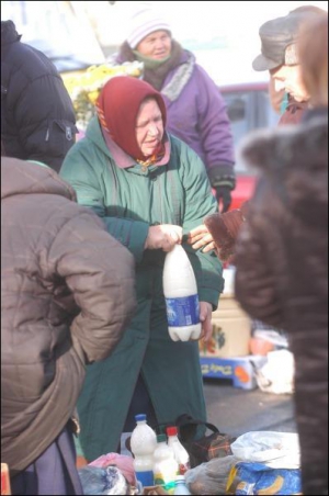На стихійному ринку неподалік столичного метро Житомирська селяни торгують молочними продуктами з асфальту. Баба Таня (в центрі) з приміського села Гореничі молоко привозить у пластикових пляшках. За літр просить 4 гривні