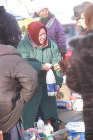 На стихийном рынке возле столичного метро Житомирская селяне торгуют молочными продуктами с асфальта. Баба Таня (в центре) из пригородного села Гореничи молоко привозит в пластиковых бутылках. За литр просит 4 гривни