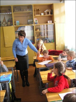 Учителька школи №15 Анна Гаращук залишила в класі на час занять маму Арсена, бо хлопчик ніяк не хотів її відпускати. Решта батьків чекають у коридорі
