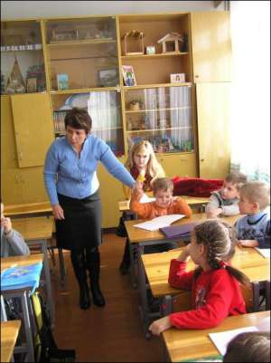 Учителька школи №15 Анна Гаращук залишила в класі на час занять маму Арсена, бо хлопчик ніяк не хотів її відпускати. Решта батьків чекають у коридорі