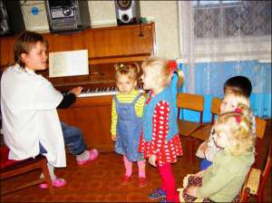 Вихованці дитсадка ”Волошка” в селищі Ромодан на Миргородщині з музичним керівником Іриною Рябіковою вчать ”Пісню про маму”. Садок відвідують 60 дітей