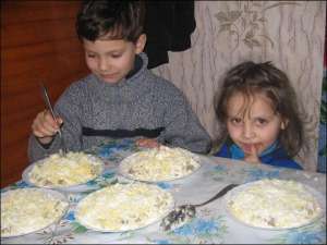 Племінники нареченого Сергія Фігури 7-річний Владислав і 4-річна Аліна приїхали на весілля дядька з Чернігова. Хлопець куштує салат ”Мімоза”