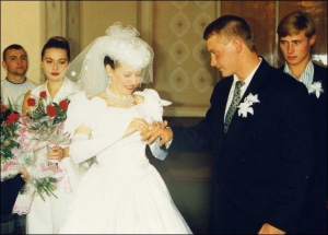 Анатолий Белоусов вступил в брак с Ириной 25 сентября 1999 года. Молодые учились вместе в ПТУ №62 в Донецке