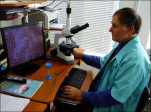 Главный врач фирмы ”Вікома” в Кременчуге на Полтавщине Леонид Воробьев с помощью микроскопа на мониторе компьютера рассматривает состав крови