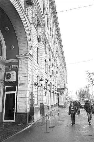 Будівля на вул. Грушевського, 4 знаходиться в центральній частині міста