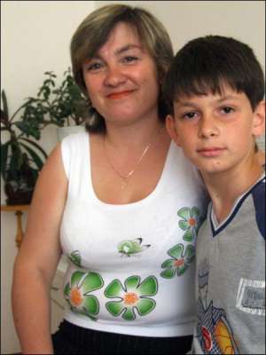 Тернопольчанин Роман Дрозд в больничной палате с матерью Натальей. Парень учится в шестом классе. В два с половиной года он выпал с четвертого этажа 