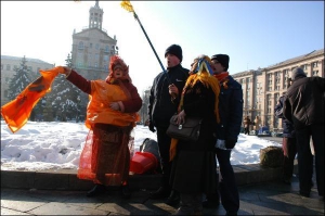 Учора зранку на столичний майдан Незалежності святкувати третю річницю помаранчевої революції прийшли кілька бабусь з Івано-Франківщини та чоловіки з Луганщини і Донецька