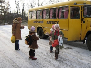 Ученики Корделивской школы Калиновского района Винницкой области садятся в школьный автобус КАвЗ. Такая машина Курганского автобусного завода России стоит около 27 тысяч долларов