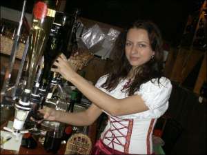 Працівниця дегустаційної зали ”Шардоне” Івета Ковач, 21 рік, набирає з бутля у пляшку вино ”Розалін”