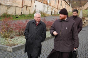 Владыка Ириней (слева) на территории монастыря святого Ануфрия во Львове. Фото сделано 9 ноября