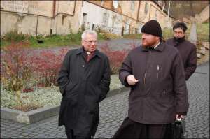 Владика Іриней (ліворуч) на території монастиря святого Онуфрія у Львові. Фото зроблене 9 листопада