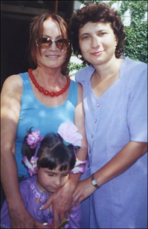 Полтавчанка Людмила Литовченко (справа) со своей дочкой Софией каждый год ездит в поселок Никита под Ялтой на дачу Софии Ротару на день рожденья певицы. 7 августа 2004 года