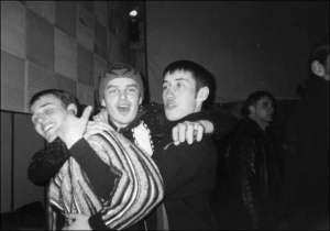 Слева направо: Дмитрий Бей, Владимир Галабурда и Иван Доманский танцуют на дискотеке ”Мандарин” в поселке Щирец Пустомитовского района Львовской области на Рождественские праздники 2006 года