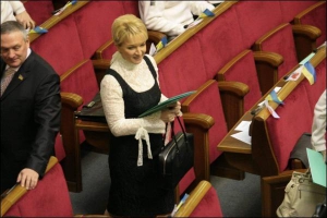 Раїса Богатирьова на перше засідання Верховної Ради 6-го скликання прийшла у білій напівпрозорій мереживній блузці та чорному платті без рукавів, вишитому чорними нитками