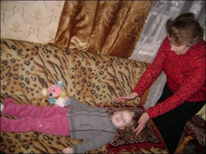 4-річній Тетяні Івашків із Івано-Франківська торік в обласній лікарні поставили діагноз — хронічний лімфаденіт. Ніна Лазарук намагається енергією рук вилікувати збільшені лімфатичні вузли дитини