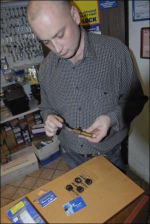 Олександр Мазуренко із салону ”Локмайстер” на Подолі показує ключ і серцевину замка ”Мультилок класик”. На ключі видавлені засічки — це і є код ключа, які мають збігатися із зубчиками серцевини