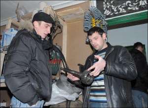 Василь Ткалич (праворуч) підбирає деталь до вантажівки КамАЗ киянина Сергія Тугарьова