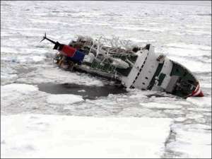 Всех туристов и членов экипажа поврежденного канадского ”Эксплорера” эвакуировали за час