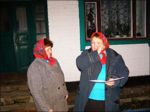 Наталія Полтавець (зліва) і Тетяна Бодня біля свого будинку в селищі Решетилівка. Жінки скаржаться, що власник не дає їм приватизувати помешкання, показують судові позови