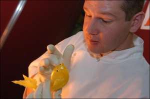 Французский кондитер Винсент Дебют на выставке ”Ресторан Экспо Украина 2007” в Киеве из карамельного шарика сделал золотую рыбку