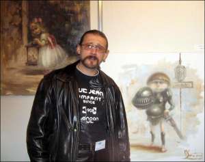 Художник Дмитрий Крутоус возле своих картин на выставке ”Арт Киев-2007” в Украинском доме в Киеве