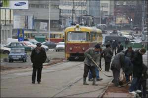 На участке трамвайного пути между площадью Старовокзальной и универмагом ”Украина” дорожные службы проложили специальные бесшумные рельсы. Трамвай здесь ходит мягко и плавно