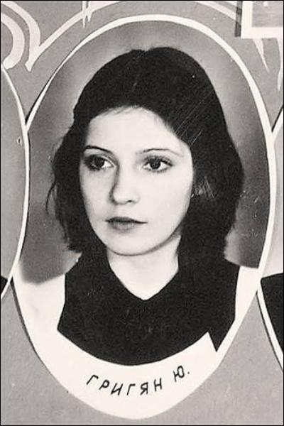 Фото лидерки БЮТ Юлии Тимошенко (девичья фамилия - Григян) из школьного альбома в Днепропетровске, в четверг, 12 мая в 1977 г. 