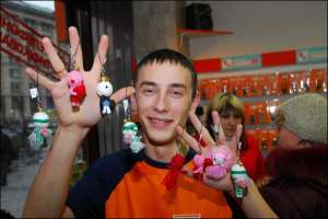 Андрей Тильняк из столичного магазина ”Мобилочка” на Крещатике показывает брелоки для мобильного телефона — куклы ”вуду. Новинка стоит 35 гривен