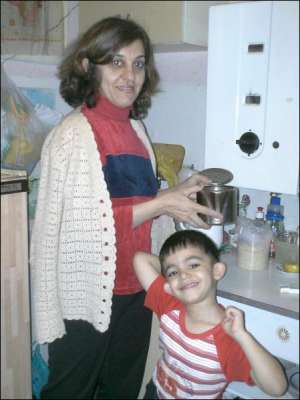 Благотворительная организация помогает Сюзан Маруф, ее мужу Замалу Кадеру и сыну Айо снимать в Ужгороде квартиру за 200 долларов. Беженцы из Ирака нигде не работают