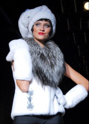 Меховые шапки с удлиненным затылком будут в моде этой зимой. Североамериканская меховая ассоциация ”Нафа” осенью представила модели из меха в столичном ”Альта экспо”. Шапки такого же фасона, но связанные из шерстяной нити, продают в ТЦ ”Украина”