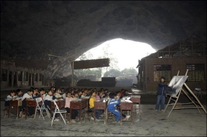 Ученики и учителя из китайского поселка Гету перебрались в пещеру, потому что школа часто разрушается во время естественных катаклизмов. А каждый раз ее отстраивать нет средств