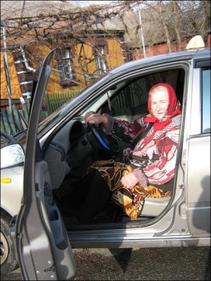 Галина Сандулова за кермом іномарки свого сина Юрія. Жінка каже, що не любить сучасних машин, бо в них крихкі деталі