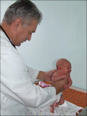 Заведующий отделением патологии новорожденных Ровенской областной детской больницы Александр Шевчук осматривает подброшенную девочку