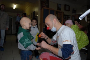 4-летний Михаил Темкив играется с волонтером итальянской благотворительной организации ”Солетерре”. Мальчик лечится в столичном Институте онкологии пятый месяц. После химиотерапии его ждет операция по удалению опухоли и пересадке костного мозга