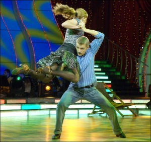 Марчін Мрочек і його партнерка Ганна Пелипенко на репетиції шоу ”Танці з зірками-3” в Києві. Дівчина поляка Агнєшка боїться що в них може зав’язатися роман