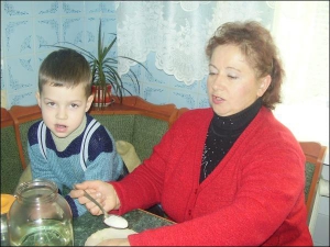 Татьяна Сакара с 4-летним внуком Данилкой готовит рисовый напиток. Мальчик тоже его пьет