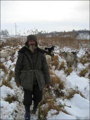 Михайла Пасічного в Михайлівці Звенигородського району на Черкащині називають Робінзоном. Він живе в полі за два кілометри від села. Тримає 67 кіз і п’ятьох собак