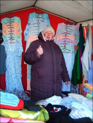Любов Сергієнко в Новооржицькому Оржицького району продає одяг. Іншої роботи в селі для себе не знайшла