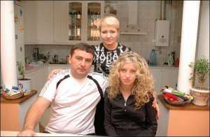 Валерій Северин із дружиною Іриною та донькою Катериною на кухні своєї квартири в Маріуполі Донецької області