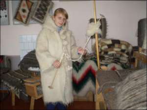 Гуцулка Олеся Петрич одета в белое шерстяное пальто, которое ткала больше месяца