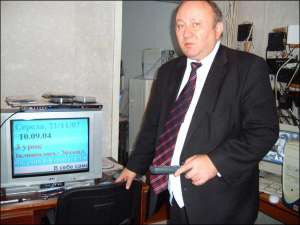 Директор школы №13 Полтавы Иван Гончаренко показывает телевизор, по которому транслируют школьные новости